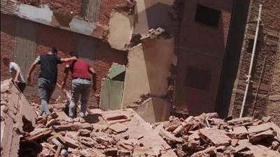 النيابة تنتقل لمعاينة عقار شبرا المنهار وتطلب التحريات