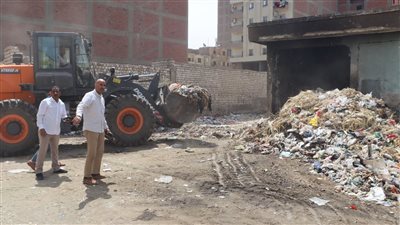 رفع المخلفات والرتش بمناطق أسفل الطريق الدائري في الهرم