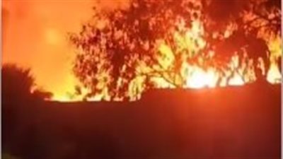 السيطرة على حريق قطعة أرض بشارع الهرم والنيران تلتهم سيارتين