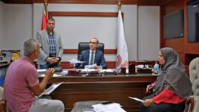 نائب محافظ سوهاج والسكرتير العام يلتقيان 148 مواطنا لبحث مطالبهم 