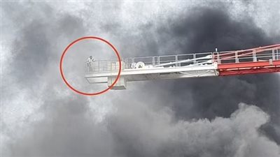 مشهد مرعب لرجل عالق على رافعة وسط حريق في لندن (فيديو)