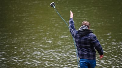 زوجان يعثران على كنز ثمين في قاع بحيرة