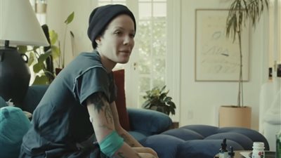 هالزي تعلن إصابتها بسرطان الدم والذئبة (فيديو)