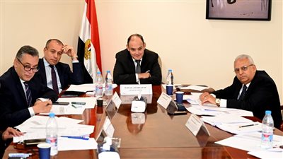 وزير التجارة يترأس لجنة الاختبارات للمتقدمين للعمل بوظيفة ملحق تجاري بالوزارة
