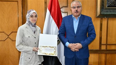رئيس جامعة القناة يُكرم الفائزة بجائزة الأبحاث العلمية المُوجهة لخدمة المجتمع 