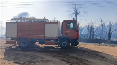 السيطرة على حريق في مزارع نخيل عين القُضا بالداخلة (صور)