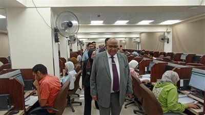 رئيس جامعة الأقصر يتفقد سير الامتحانات بكلية الطب