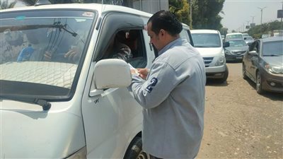 ضبط 10 سيارات ميكروباص لعدم الالتزام بتعريفة الركوب بالحوامدية والبدرشين والعياط (صور)