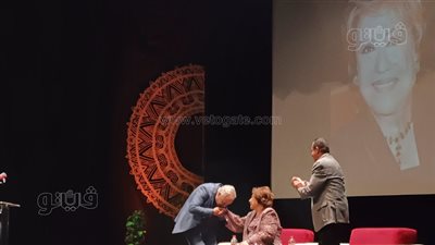 أشرف زكي ورشوان توفيق يقبلان يد سميحة أيوب و يعلقان: ملكة المسرح التى رفضت منصب النقيب