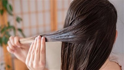 خليط النشا وزيت جوز الهند لشعر ناعم ومفرود 