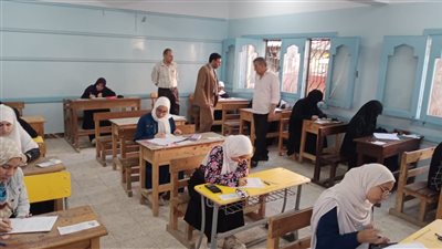طلاب القسم الأدبي للثانوية الأزهرية يؤدون اليوم امتحان 