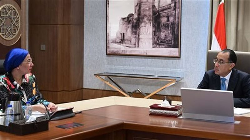 رئيس الوزراء ووزيرة