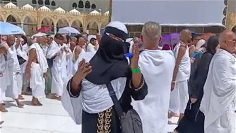 سيدة ترقص في الحرم،