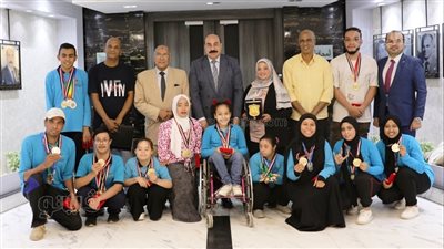 محافظ أسوان يكرم أبطال نادي ذوي الاحتياجات الخاصة (صور)