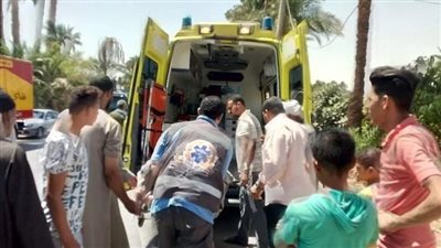 إصابة 13 شخصا بينهم طفلين في تصادم ميكروباص بسيارة نقل بالبحيرة 