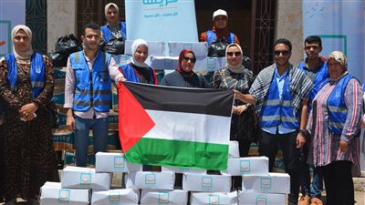 حياة كريمة بالبحيرة توزع حقائب غذائية على النازحين الفلسطينيين