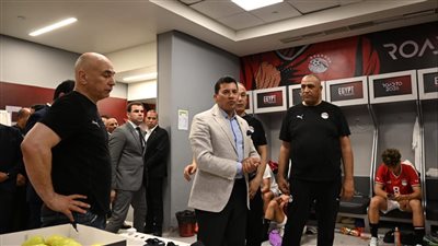 رسالة وزير الرياضة للاعبي المنتخب في غرفة خلع الملابس