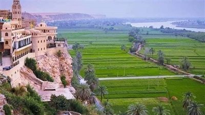 تزامنًا مع احتفالات مولد العذراء بجبل الطير.. الدير يستقبل 2 مليون زائر.. ولماذا نحتت الملكة هيلانة الكنيسة في الصخر؟