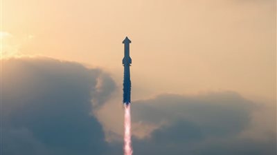 مركبة إيلون ماسك الفضائية تعود للأرض (فيديو)