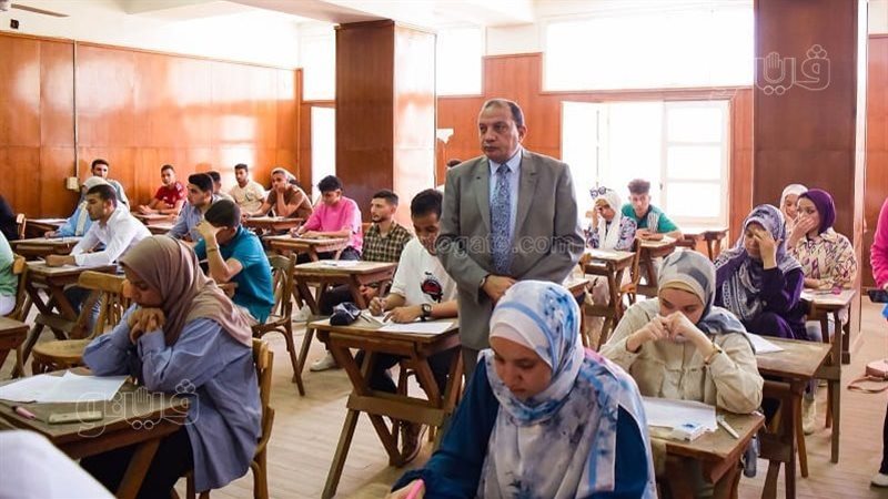 ضبط موظفة تمتحن بدلًا