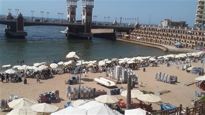 إقبال على شواطئ الإسكندرية ورفع الرايات الخضراء (فيديو)