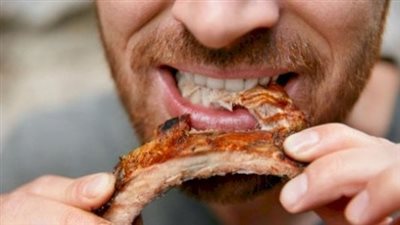 تفسير حلم أكل اللحم في المنام وعلاقته بالخوض في الأعراض والنميمة 