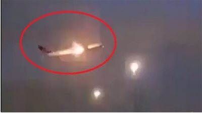 شاهد، لحظة اشتعال النيران بمحرك طائرة 