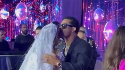 محمد رمضان يقبل رأس ابنة محمد السعدي في حفل زفافها ويتجاهل مصافحة عمرو دياب (صور)