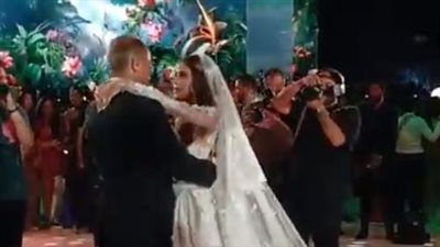 محمد السعدي يرقص مع ابنته في حفل زفافها على أغنية خاصة من محمد حماقي