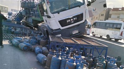 اصطدام سيارة نقل بحواجز محطة الأتوبيس الترددي على دائري المرج