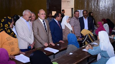 رئيس جامعة سوهاج يتابع امتحانات كلية التربية ويطمئن على الطلاب الصم 