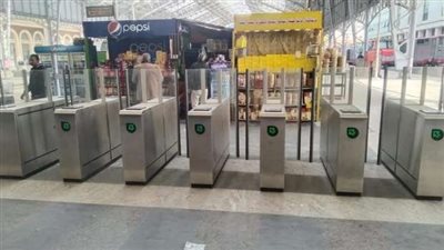 خطوات الدخول والخروج من بوابات التذاكر الإلكترونية بمحطات القطارات 