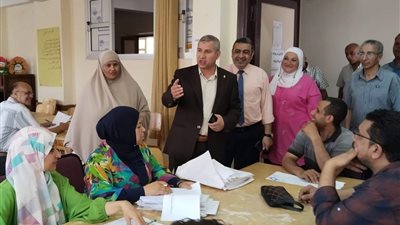 مدير تعليم دمياط يتفقد أعمال تصحيح أوراق دبلوم التعليم الصناعي