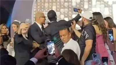  أزمات النجوم مع الجمهور، عمرو دياب ليس الأول، عمر الشريف يضرب مذيعة بسبب صورة، وكاظم الساهر وحسن حسني ضمن القائمة