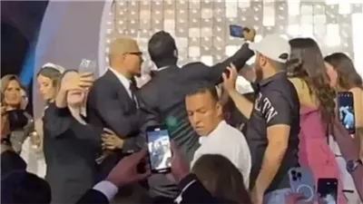 إيدك في وسطه ليه، تعليق غريب من عمرو أديب على أزمة الهضبة ومعجب حفل الزفاف 