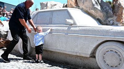 بلدة في كرواتيا تشيد مجسمًا لسيارة مرسيدس تكريما لآلاف العمال 