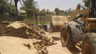 إزالة 5 حالات تعد على أراض زراعية في أرمنت بالأقصر