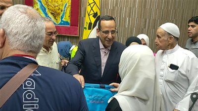 محافظ شمال سيناء يودع حجاج قرعة الجمعيات الأهلية