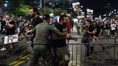 أهالي الأسرى الإسرائيليين يتظاهرون في سديروت