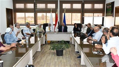 رئيس جامعة قناة السويس يشهد مجلس كلية طب جراحة الفم والأسنان