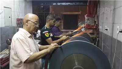 انتعاش حرفة سن السكاكين والأدوات في موسم عيد الأضحى، تعرف على الأسعار (فيديو وصور)