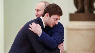  بوتين يفاجئ نجل قديروف (صور)