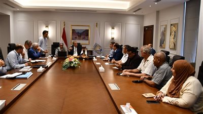 محافظ جنوب سيناء يتابع إجراءات إصدار تراخيص المحال للمواطنين