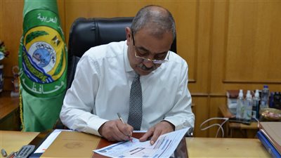 محافظ الإسماعيلية يعتمد نماذج قانون التصالح الجديد على مخالفات البناء