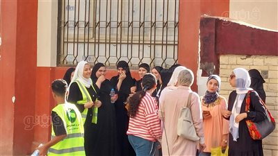 توافد طلاب الثانوية العامة 2024 لأداء امتحاني التربية الوطنية والدينية في مطروح (صور)