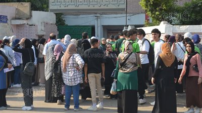 بدء توافد طلاب الثانوية العامة لأداء امتحان مادتي التربية الدينية والوطنية (صور)