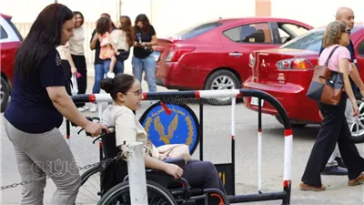 على كرسي متحرك، اصطحاب طالبة بالثانوية العامة لداخل اللجان 