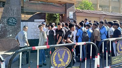 توافد طلاب الثانوية العامة في الأقصر على لجان الامتحانات (بث مباشر)