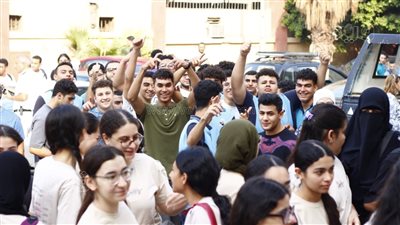 بعلامة النصر، تفاؤل طلاب الثانوية العامة قبل دخول لجان الامتحانات (صور)