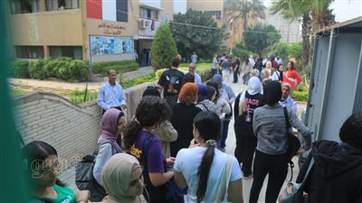 تفتيش طلاب الثانوية العامة بالعصا الإلكترونية قبل دخول اللجان (صور)